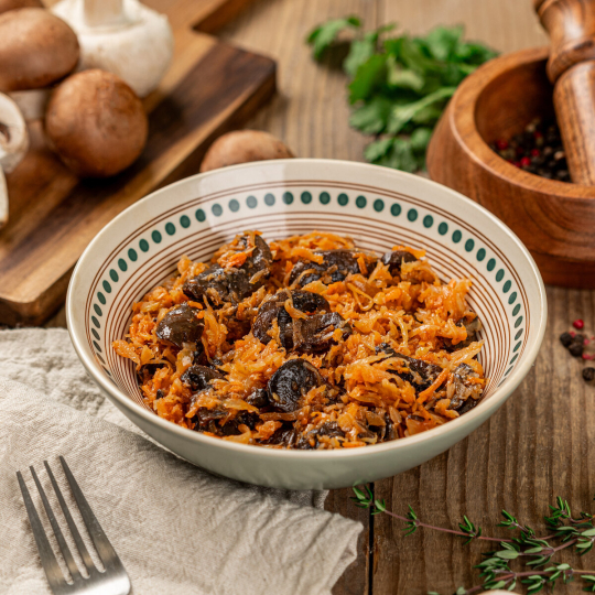 Капуста тушкована з грибами "Родинна ковбаска"