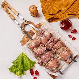 Шашлик зі стегна курячого у кокосово-часниковому маринаді